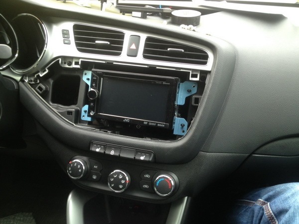 какой нужен адаптер кнопок руля для 2 din магнитола в KIA Ceed