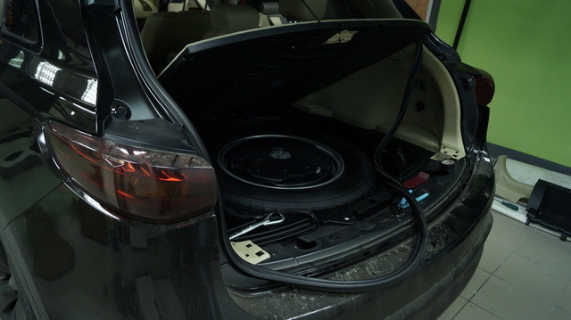 INFINITI QX70 сабвуфер